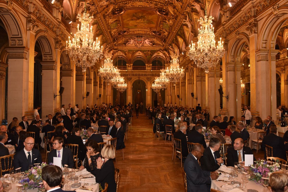 DanishMFA's tweet photo. 🇩🇰🇫🇷Et vellykket dansk erhvervsfremstød i Frankrig med D.K.H. Kronprinsparret i spidsen blev her til aften afsluttet med en stor festmiddag på Paris’ rådhus, Hotel de Ville. Knap 300 gæster og optræden fra DR’s pigekor! #DanishRoyalVisit #togetherforabetterlife #dkbiz https://t.co/OmZ0deLuI7