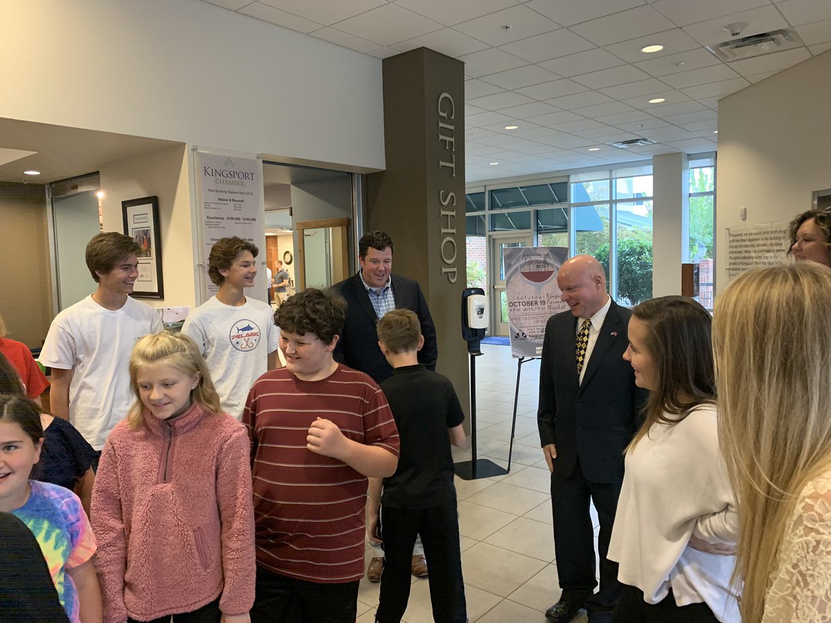 GREAT first day with the @KCS_Roosevelt Leadership Academy and our @YELLserves Mayor’s Youth Council. We had some surprise visitors, too! @lundbergjon @johncrawford1 #RepHill #RepHawk