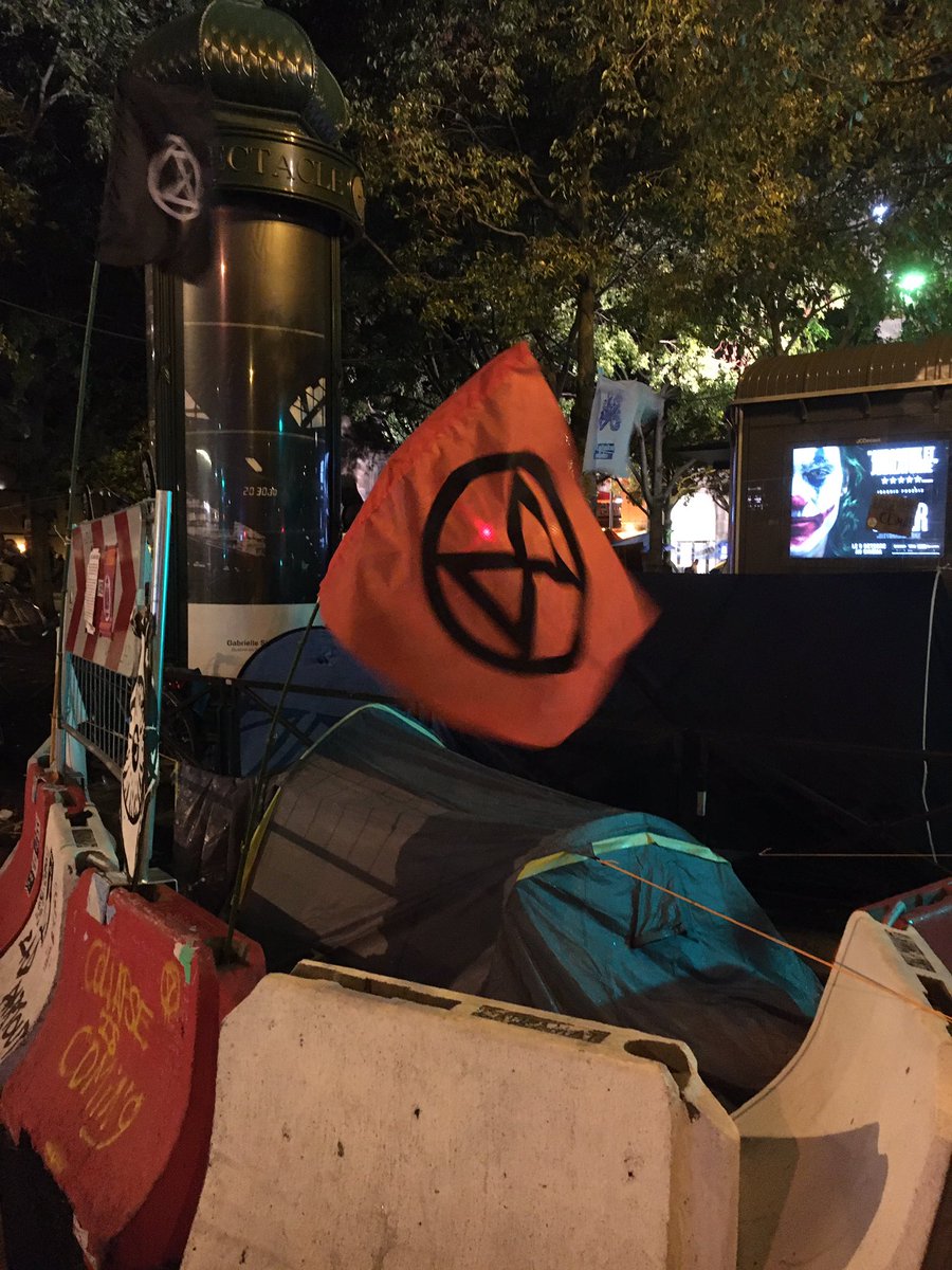 Le drapeau de extinction rébellion