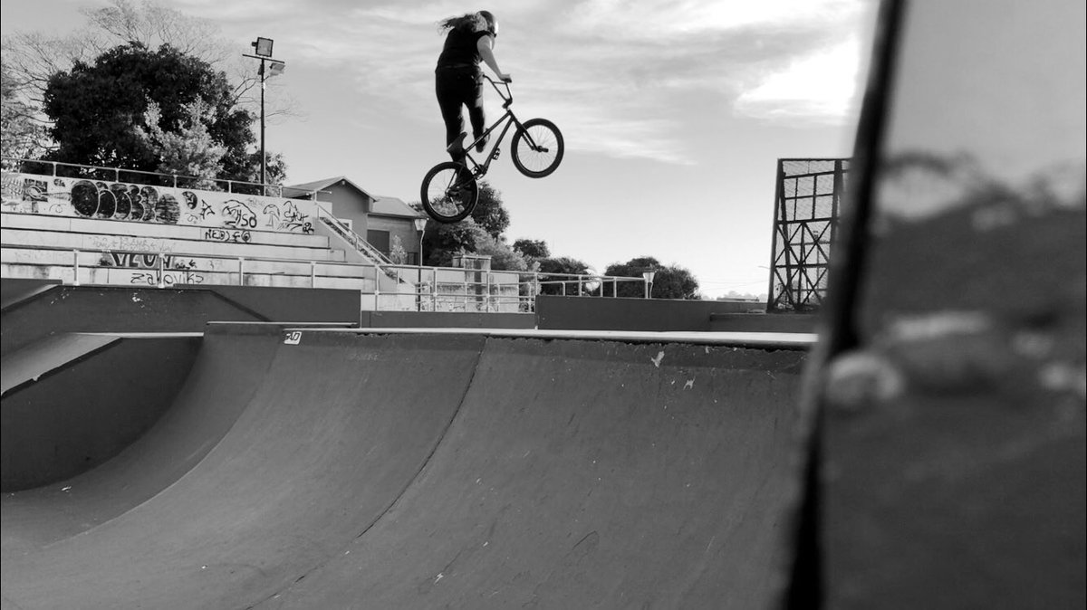 anabmxz's tweet photo. Una de ayer en black and white @MinDepMisiones @carloseenriquez #bmxf #bmxlife #bmxwoman https://t.co/A27I1Zohm9