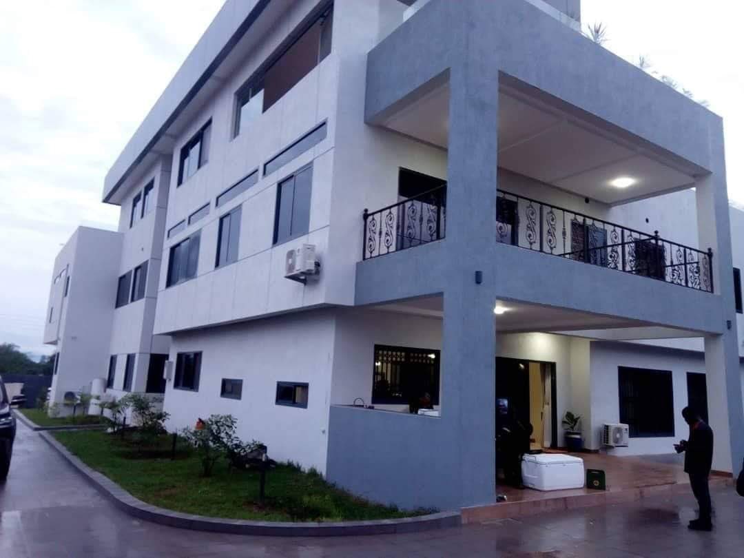I hear this is Energy Minister, Peter Amewu’s new house in his hometown. Nice 👍🏽