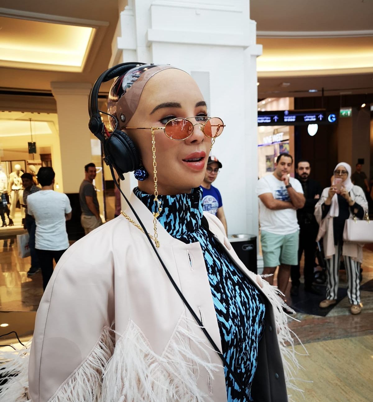 Fobia Tierra Inferir Sophia the Robot | The Global Robot Ambassador on Twitter: "Discovering a  new talent while I'm in Dubai. What songs should I include in my mix? #DJ  #BazaarCapsule #WorldofFashion19⁠ @harpersbazaararabia @malloftheemirates⁠  https://t.co/JwIJASaNwl" /
