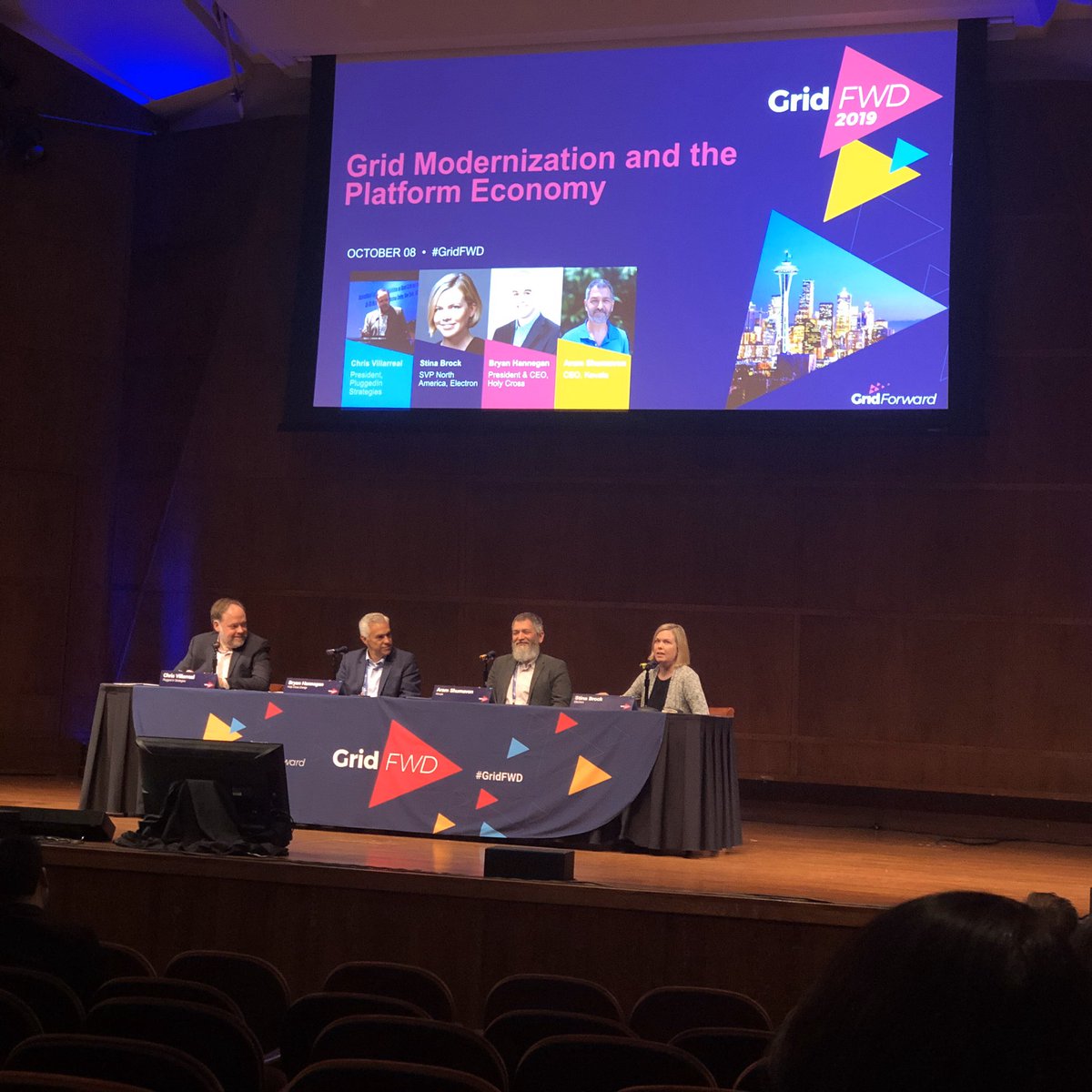 Bluenot404's tweet photo. Talking Grid as a Platform at Grid Forward #gridfwd. “DERs are like what Homer Simpson thinks of beer—the cause of and solution to all problems” #gridbright. https://t.co/n1jbSNsi3N
