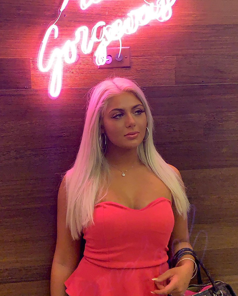 Goddess Ava 👑 в Твиттере: "Hello I’m gorgeous ✨ #FinDom #PayPig #Cash...