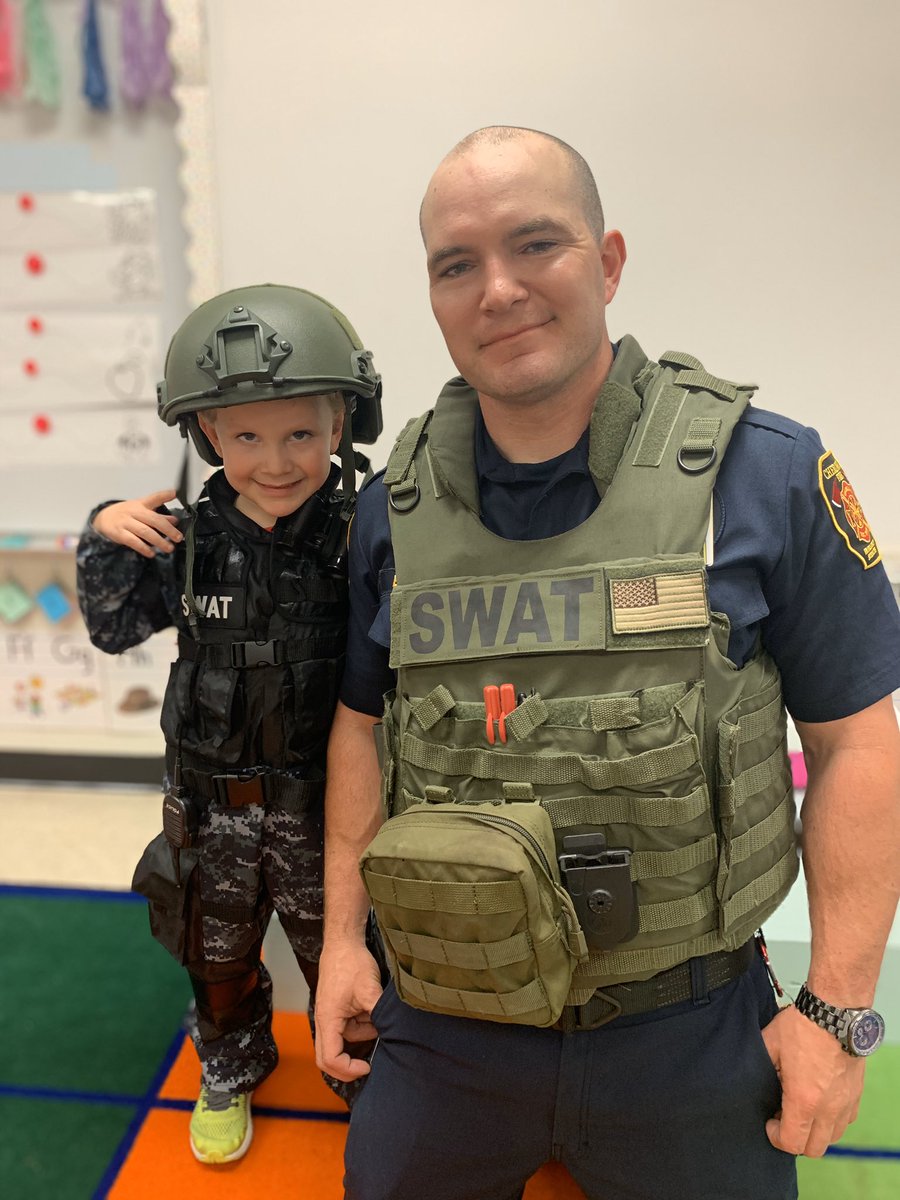 Ms_Manus_Kinder's tweet image. When you get to dress up as your dad on community helper day! 💚💚💚 #tbirdfam #ccsdfam #CCSDcares