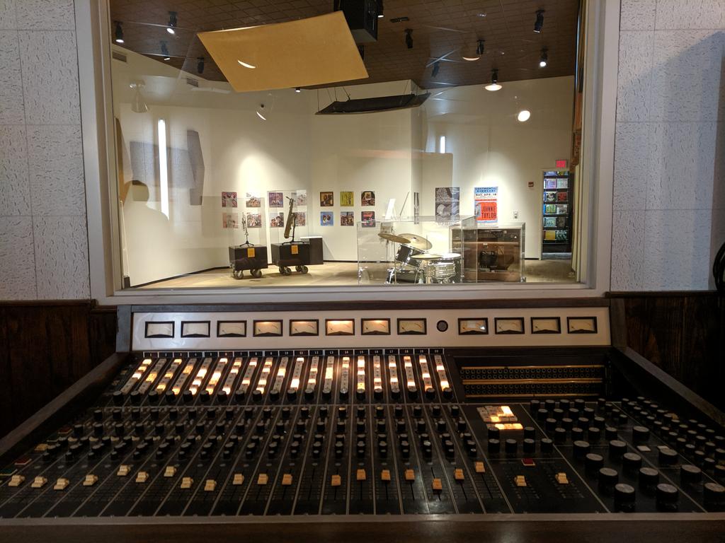 iAmPeteS's tweet photo. Difficult to know what *not* to take pics of at @StaxMemphis. This desk recorded Led Zep III and countless others. Looking through into the live room at the actual Hammond played on Green Onions. Otis Redding and Isaac Hayes stuff everywhere. Incredible! #visitstaxmuseum. https://t.co/WZRVjV6lWJ