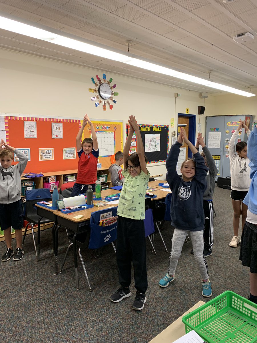 ChaboraMs's tweet image. Love seeing some happy, smiling kiddos getting their yoga on!