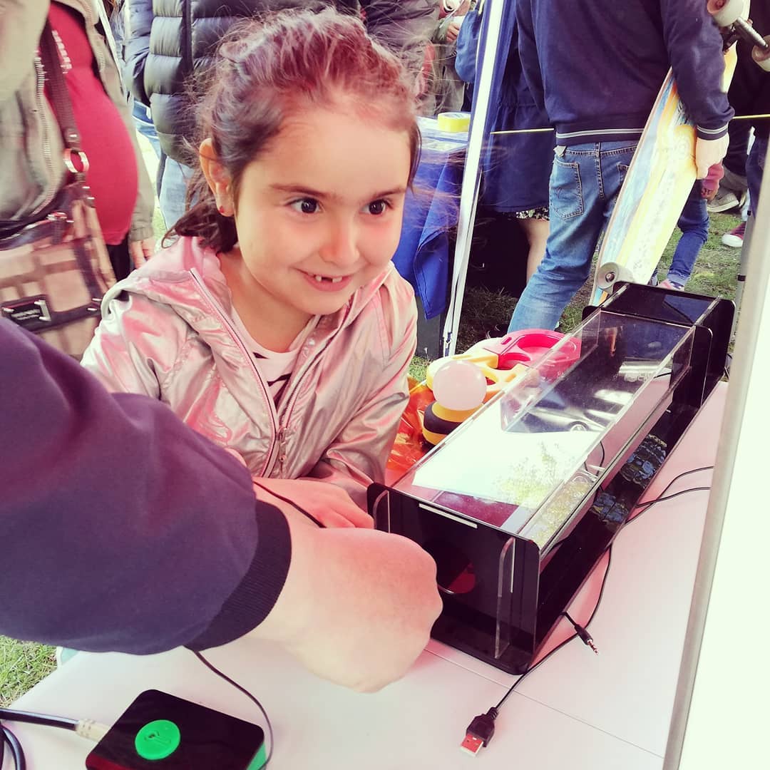 Digital_Physics's tweet image. Un pequeño registro de nuestra participación en #ConceDeCiencias, el festival científico regional donde el conocimiento se comparte; en nuestro caso experimentando c/#PixelLabs, nuestro kit de laboratorios portátiles #STEAM 100% #MadeInChile bit.ly/2Yw60qL 🍎🌐🤩🙌 (1/2)