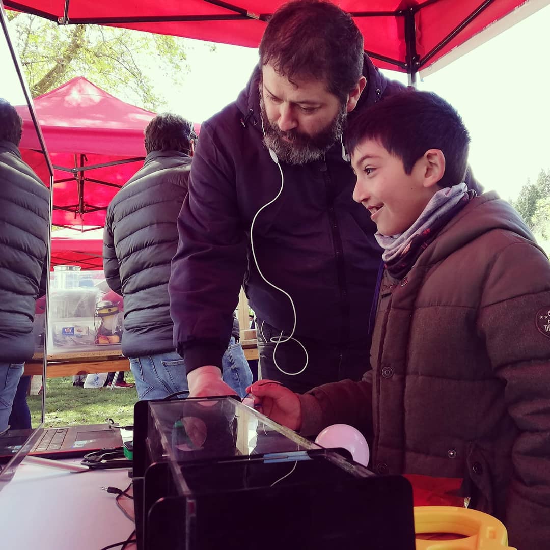 Digital_Physics's tweet image. Un pequeño registro de nuestra participación en #ConceDeCiencias, el festival científico regional donde el conocimiento se comparte; en nuestro caso experimentando c/#PixelLabs, nuestro kit de laboratorios portátiles #STEAM 100% #MadeInChile bit.ly/2Yw60qL 🍎🌐🤩🙌 (1/2)