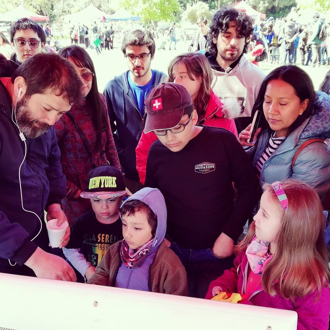 Digital_Physics's tweet image. Un pequeño registro de nuestra participación en #ConceDeCiencias, el festival científico regional donde el conocimiento se comparte; en nuestro caso experimentando c/#PixelLabs, nuestro kit de laboratorios portátiles #STEAM 100% #MadeInChile bit.ly/2Yw60qL 🍎🌐🤩🙌 (1/2)