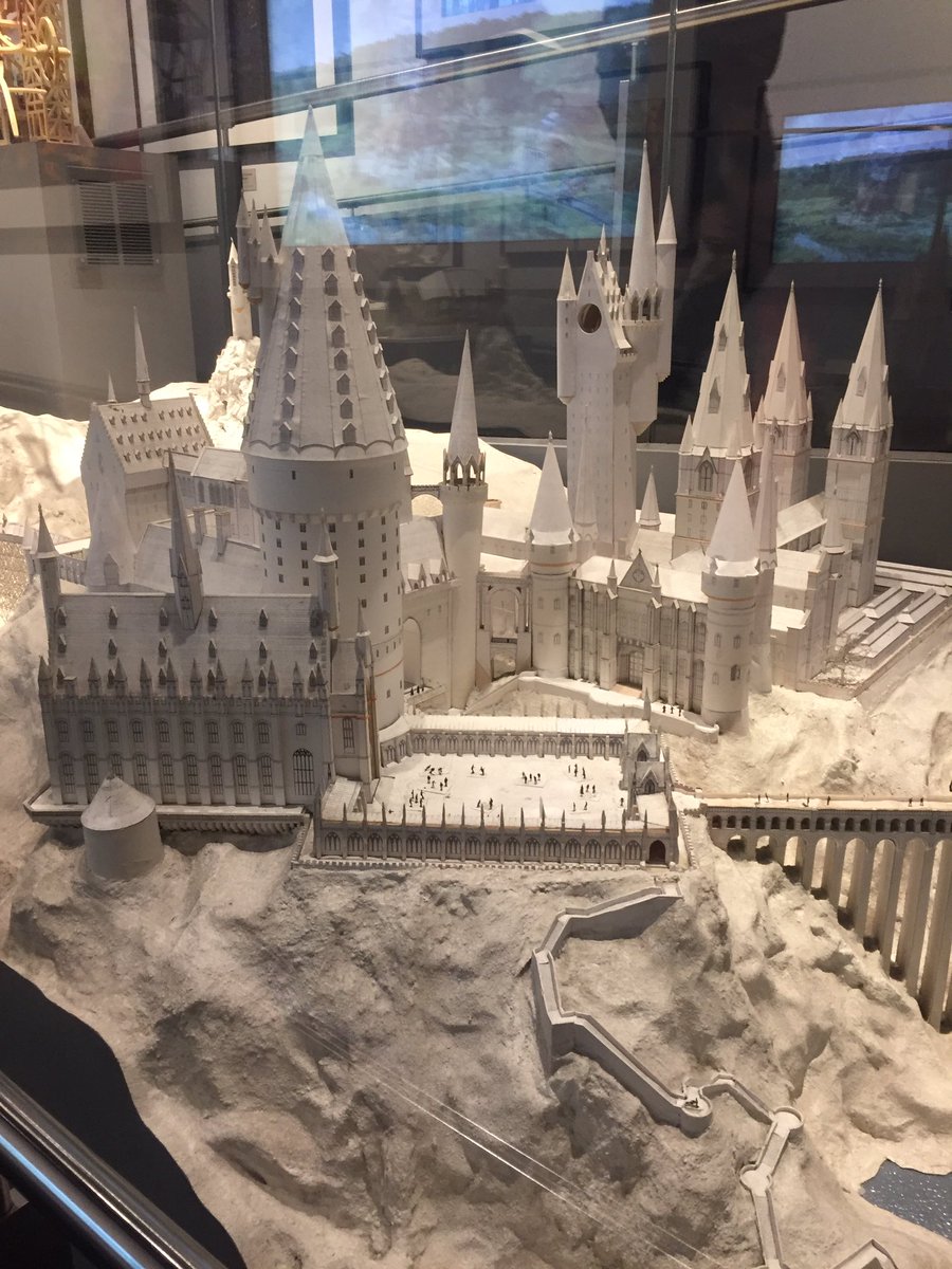 errowl's tweet photo. What is this?! A center for ants?!?! https://t.co/lZQOjghNN7