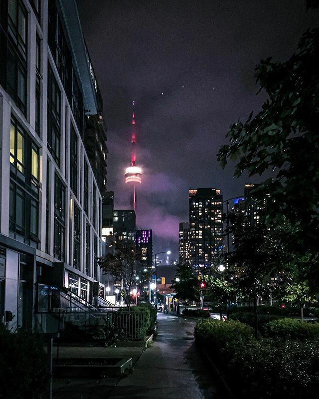 40deuce's tweet photo. I love when the clouds hang low on the @cntower at night.
โข
โข
โข
โข
โข
#citylights #toronto #citylife #torontolife #cntower #cityview #cloudy #cityscape #cityphotography #urban_shutter #instacity #shotoniphone #citybestpics ##citynights #streetsoftoโฆ https://t.co/qp0klumzMp https://t.co/4DmYy23hWC