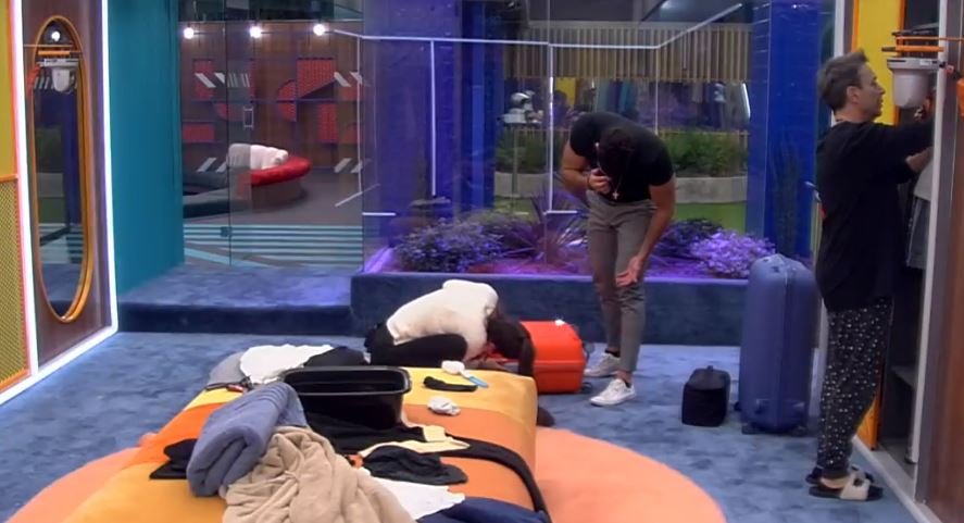 Srta_Pons's tweet photo. Adara ayudando a Pol a abrir la maleta, mientras Joao le hace hueco en el armario. El surrealismo. #VIPDirecto #GHVIP9O https://t.co/VSJERIOHUW