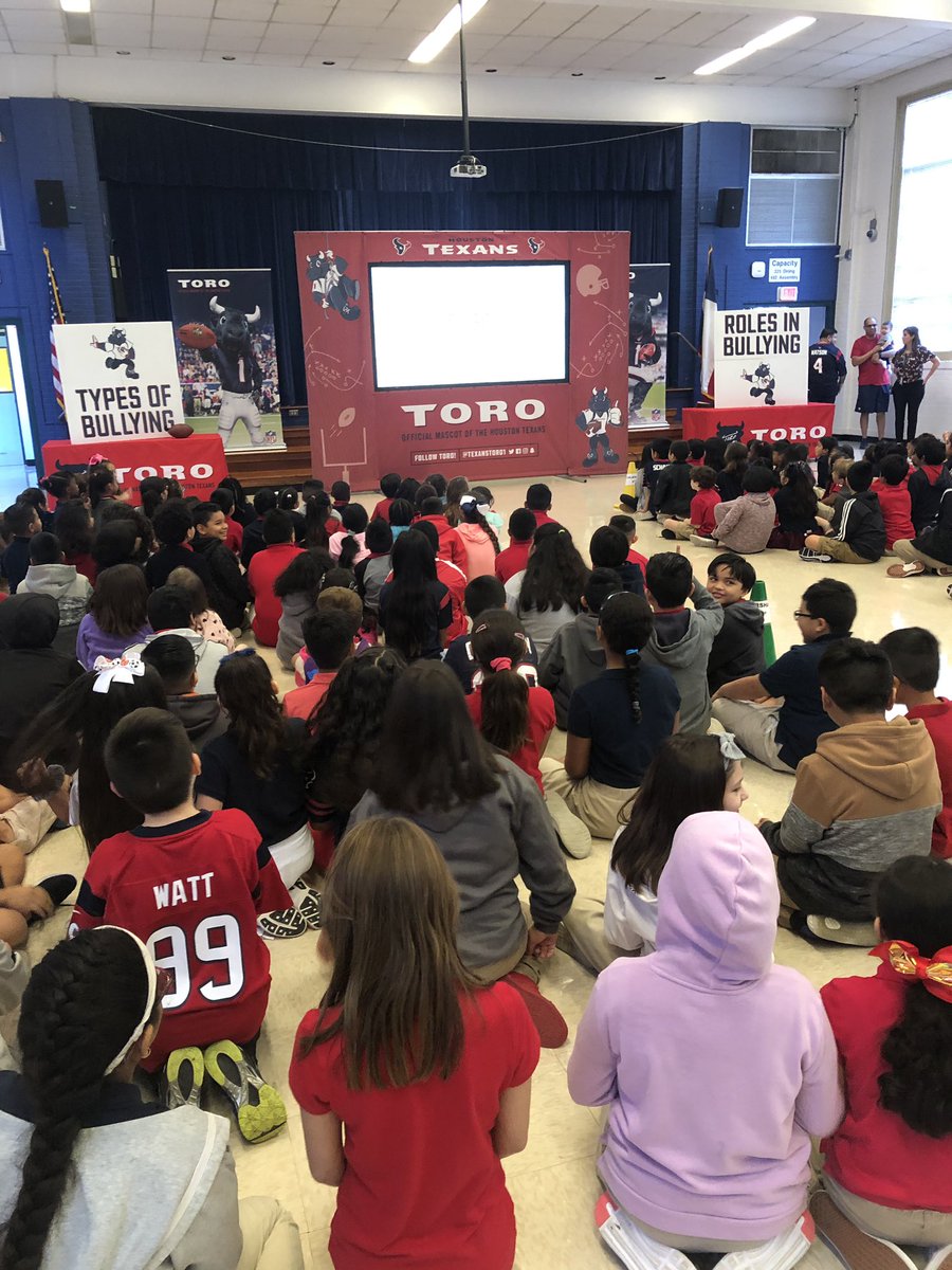 marisa_elam's tweet photo. Had some special visitors today promoting kindness 🏈 @MemorialElm https://t.co/9XFqEy5J88