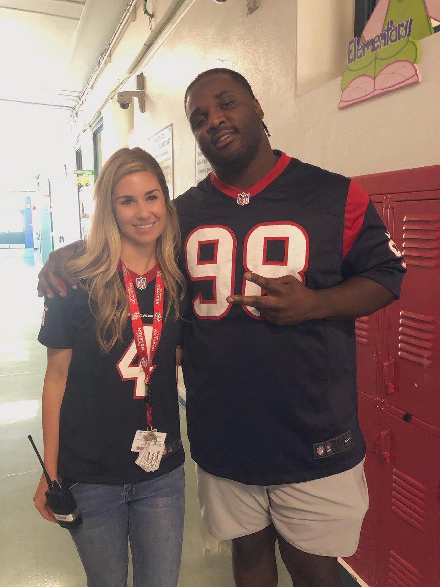 marisa_elam's tweet photo. Had some special visitors today promoting kindness 🏈 @MemorialElm https://t.co/9XFqEy5J88