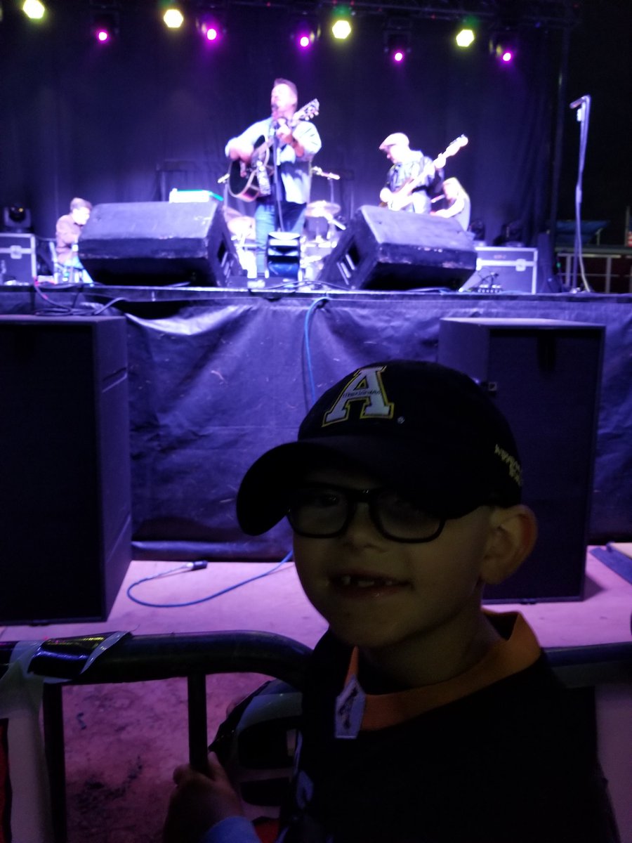 TheRealSpin4You's tweet photo. @JoeDiffieOnline
Thank you Joe for a great show and making this kid's first ever concert a perfect experience! First song he EVER knew the words to was John Deere Green...so this was special to all of us!! 👏👏👏👏
#JoeDiffie
#JohnDeereGreen
#DixieClassicFair https://t.co/tJzUWFUUng