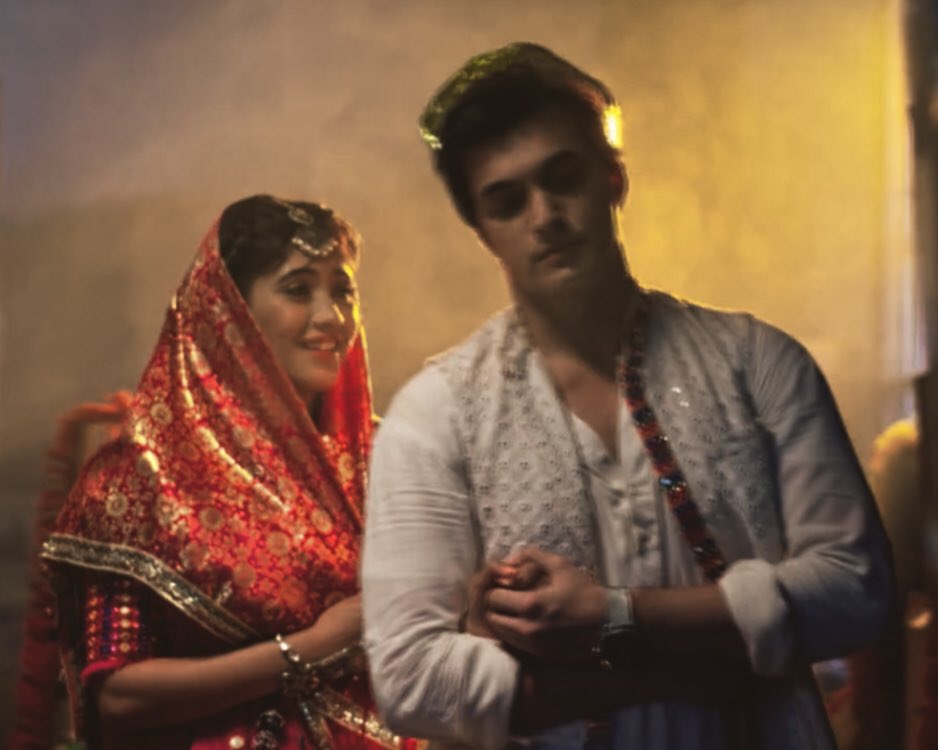 What an episode filled with unbelievable cuteness 🥰 #Kaira you two are something else!! ❤️❤️ This talented duo who can make you cry in one instant & laugh or go aww 😍 in another! Much needed rom com relief! #GoldAwards2019 #MohsinKhan #ShivangiJoshi #BestActors