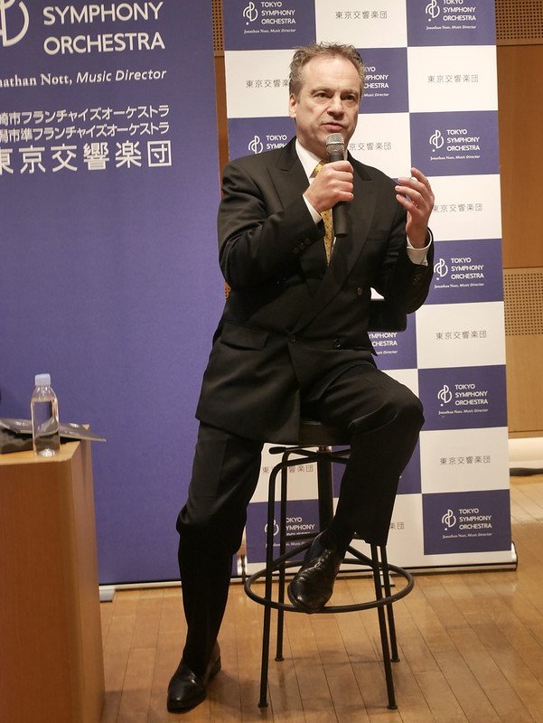 音楽の友 昨日の午後 ミューザ川崎の市民交流室で 東京交響楽団の年度シーズン ラインナップ記者会見が行われました 登壇者はジョナサン ノット 音楽監督 大野順二 専務理事楽団長 辻 敏 事務室長 の３氏 来シーズン目玉公演のワーグナー