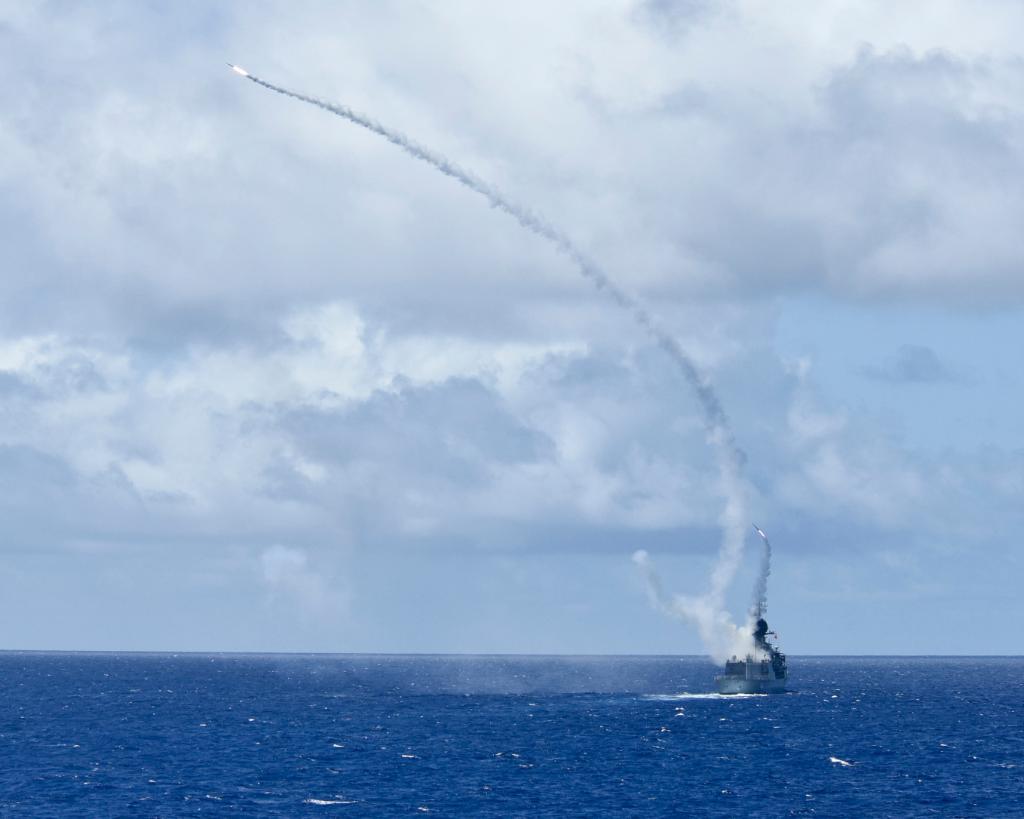 Two ESSM missiles are simultaneously launched from a Royal Australian Navy Anzac Class frigate HMAS Ballarat (FFH 155) as part of a live-fire exercise. (Photo: U.S. Navy)