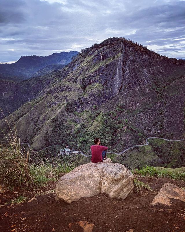 rk_y26's tweet photo. யாரோ போல் நான் என்னை பார்க்கிறேன்...
📸 : thiru.abi 
#mountains #littleadamspeak #98acresresort #elle #srilanka #mountainview #vacation #summer #couplegoals #honeymoon #hiking #mountainbiking #green #nature #canadian #honeymoondestination #travelphotography #travel #pixel3 #teamp https://t.co/BacBfNfkQP