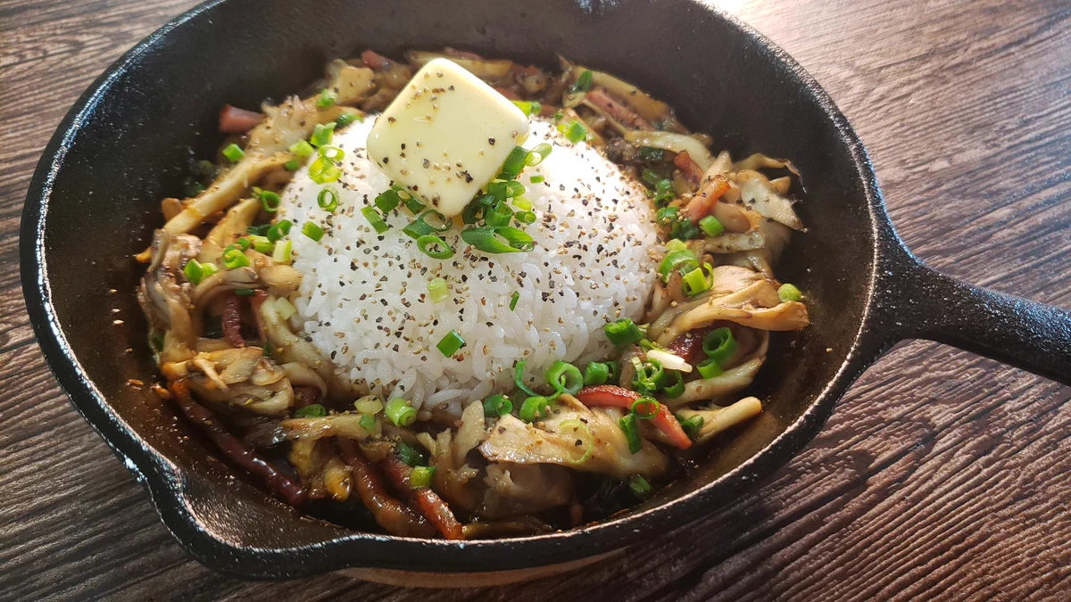 焼けたキノコとタレの香りが最高！？「悪魔の鉄板キノコライス」の作り方！
