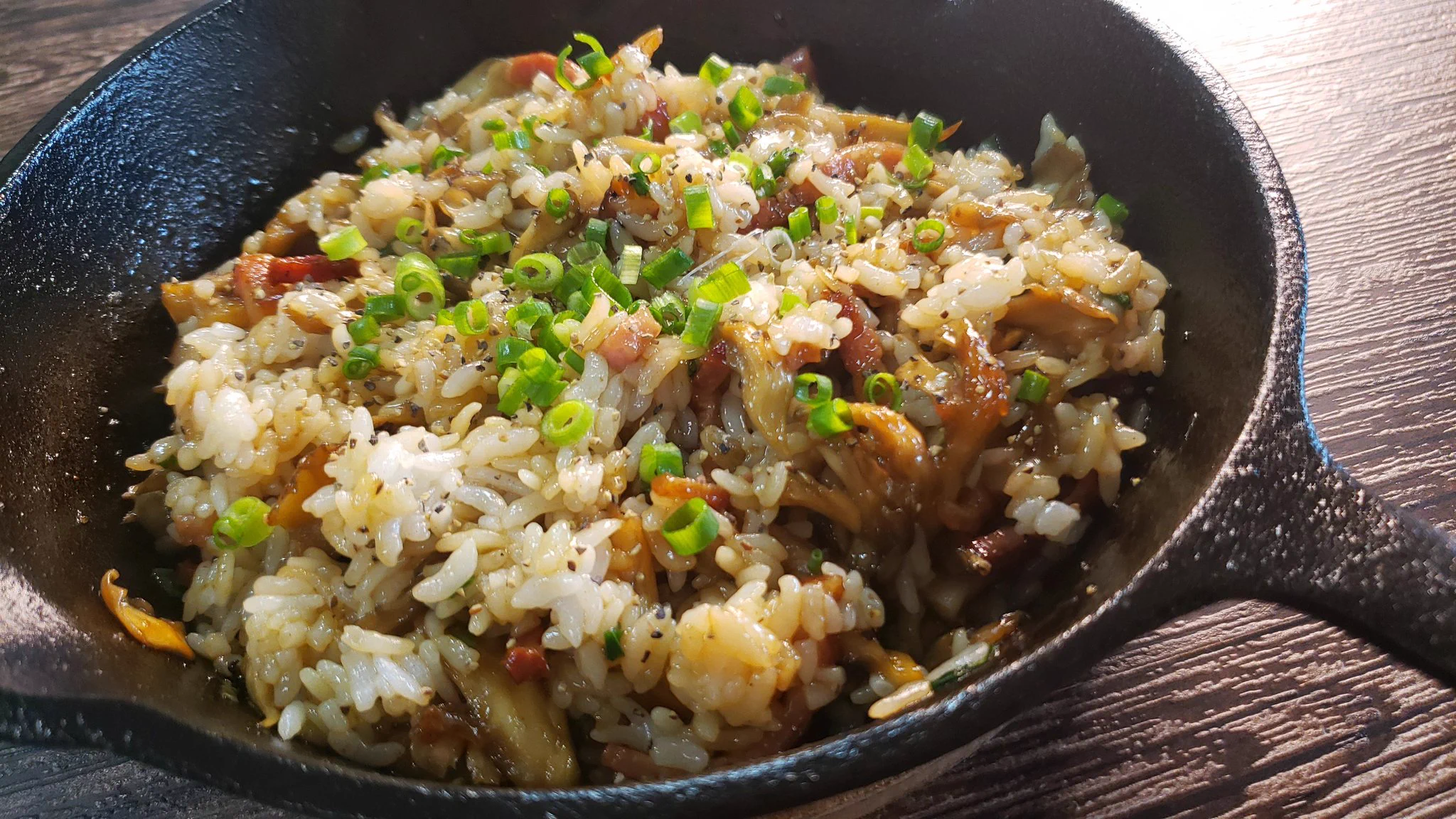焼けたキノコとタレの香りが最高！？「悪魔の鉄板キノコライス」の作り方！
