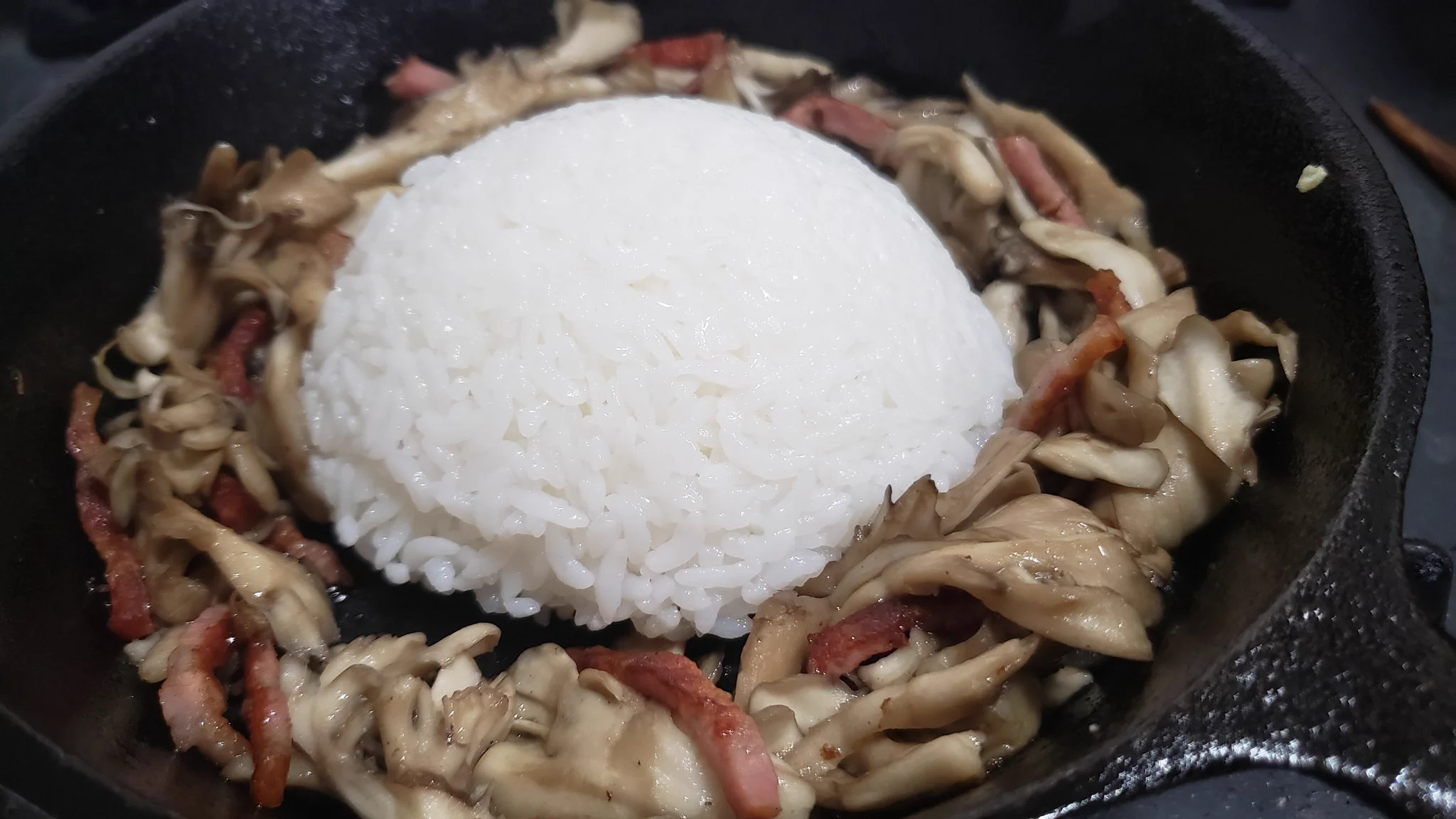焼けたキノコとタレの香りが最高！？「悪魔の鉄板キノコライス」の作り方！