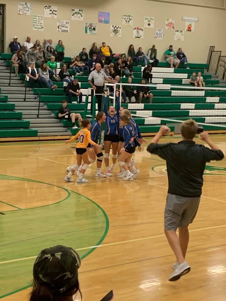 TelanderEric's tweet image. Great win tonight girls! Varsity 3-0, JV 3-0, and C team 4-0!!