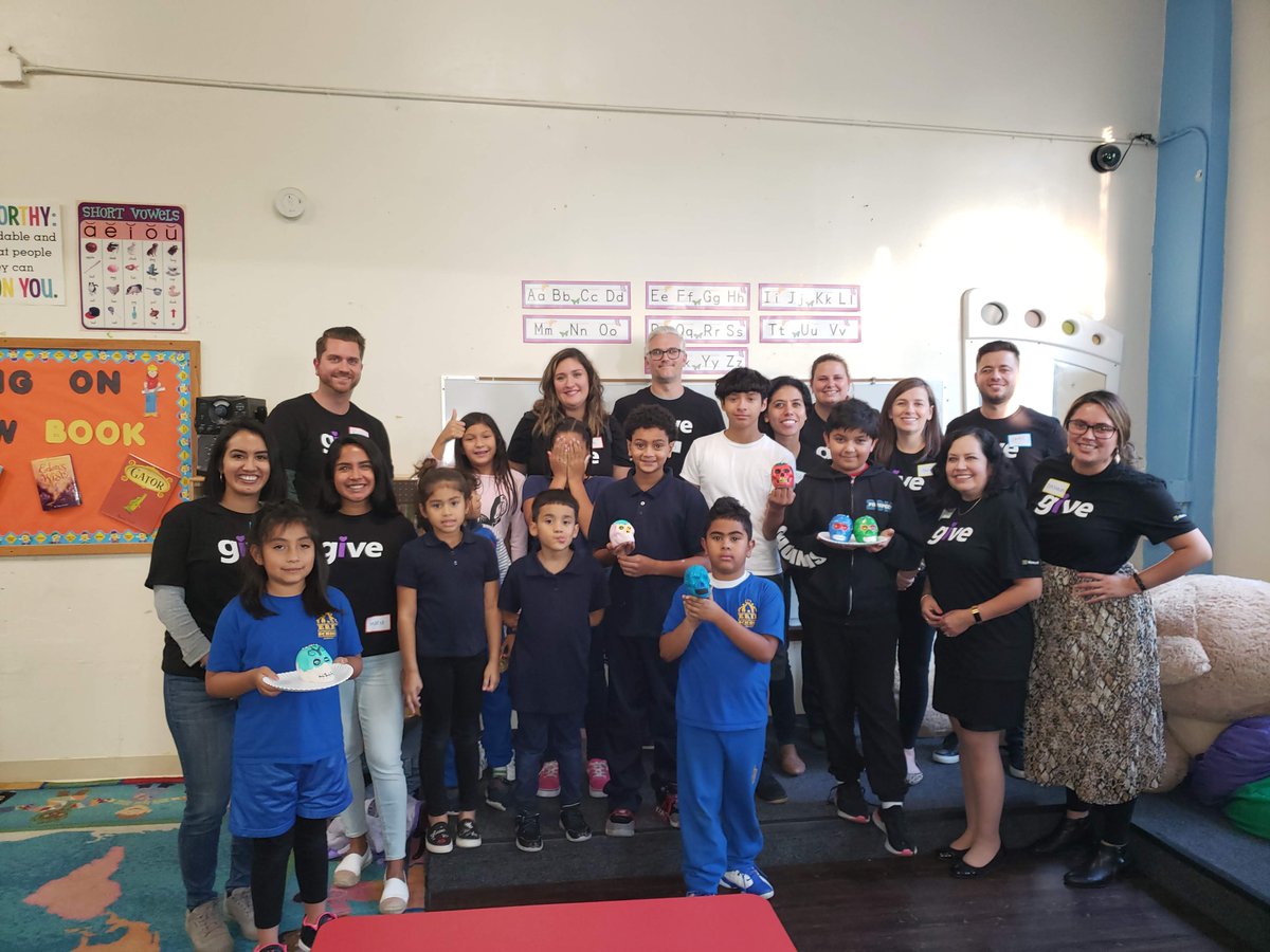 marymschicago's tweet photo. Celebrated Hispanic Heritage Month with our HOLA Chicago ERG members and allies at @casacentral. Students were excited to decorate Day of the Dead skulls in the after school program. #microsoftlife #Give2019 #DiversityandInclusion #HispanicHeritage https://t.co/mKRNbvgaYc