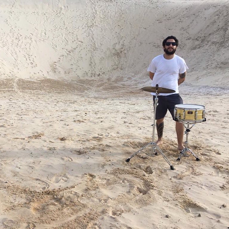 gargagarcia's tweet photo. à la playback televisivo anos 80

foto @pishikawa 
#summergrunge #combover #florianopolis #drummerlife #praiadajoaquina #brasil #sc #bateria #dunas #playback #instadrums https://t.co/Eyx6BZx1y0