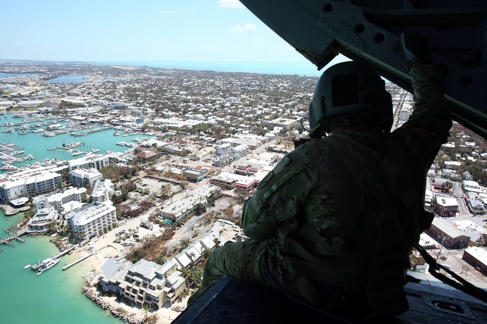 KYArmyGuard's tweet image. Does your #office have a view like this? Do you get to fly into work every day? Want a cooler uniform? Make the change and set yourself up for success in the Kentucky Army National Guard. 
Slide into our DMs and ask your questions, no strings attached. 
#KYGUARD #kentuckyguard
