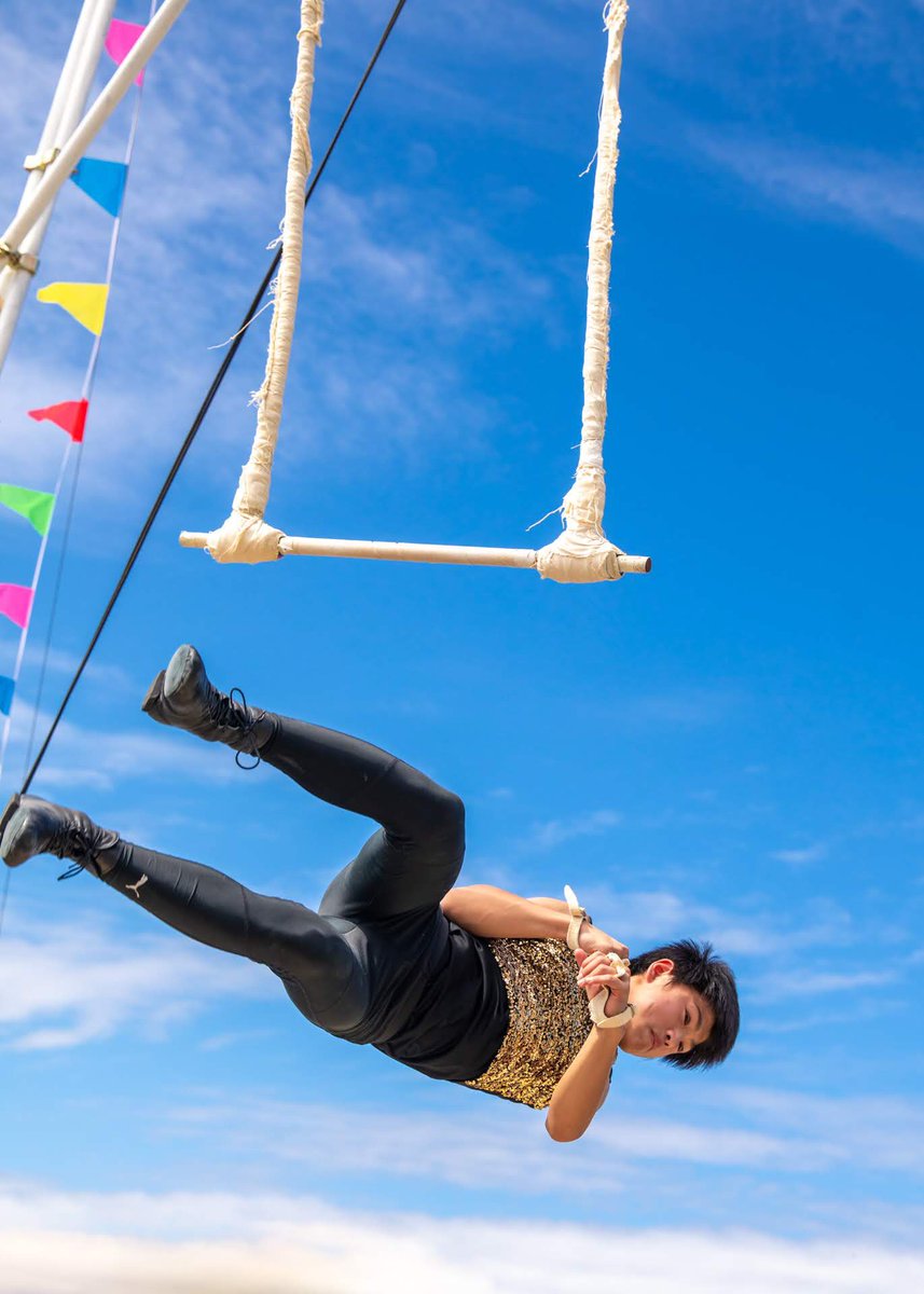 trapeze_heroes's tweet photo. 雲の上でsingle trapeze☁️I.A3から六年生のリク君、ありがとうございました😎
#空中ブランコ #トラピーズヒーローズ #trapezeheroes #singletrapeze #雲の上 #inthesky #笑顔 #カッコいい #エアリアル #circus #aerialtrapeze #パフォーマンス https://t.co/b1oprpMnFe