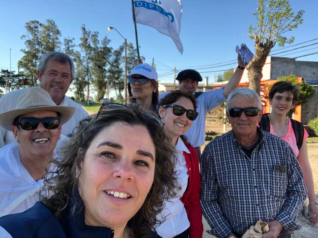RochaPerna's tweet photo. Puerta a puerta en Fray Marcos. El Buque Insignia de Luis dijo PRESENTE!
#LISTA62 https://t.co/GUNGZk15kY