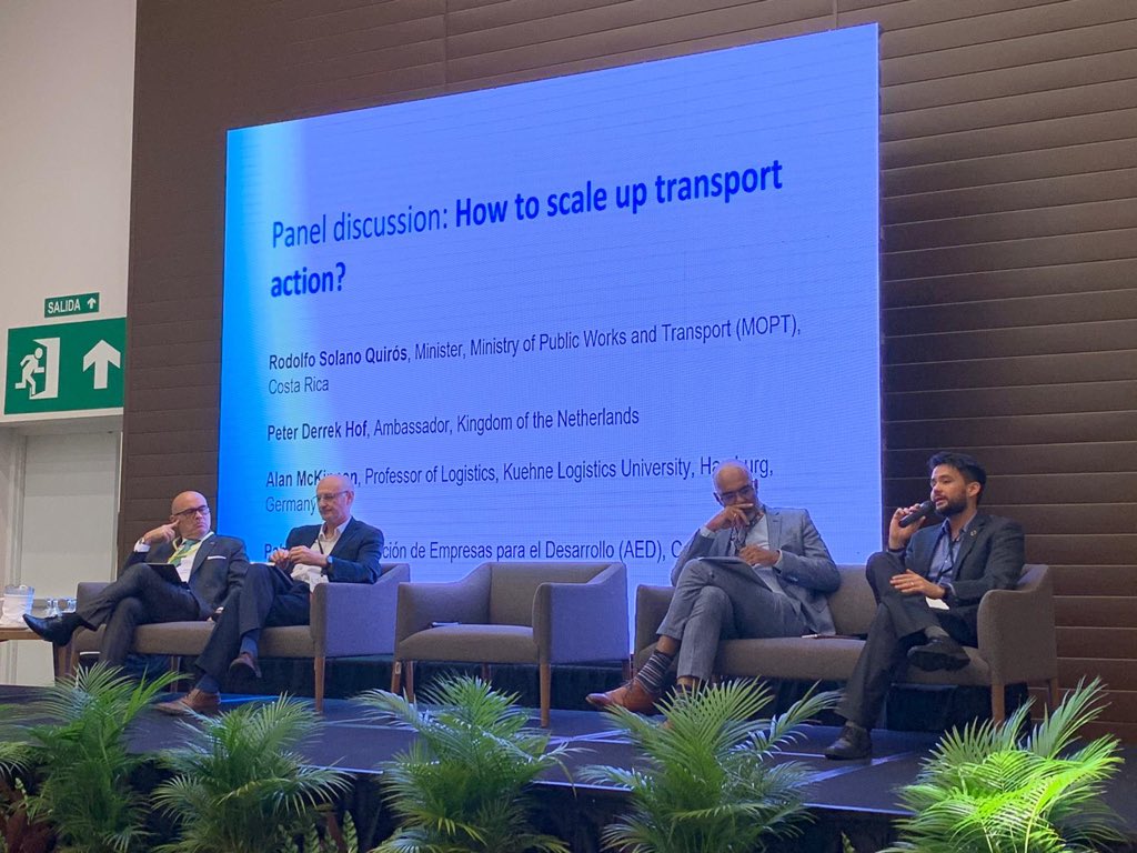 SlocatLAC's tweet photo. Estamos en la @PreCOP25CR en el panel ¿Cómo los países, ciudades y compañías pueden trabajar conjuntamente para descarbonizar el transporte?  Países Bajos recalca la importancia de la bicicleta y caminar, alianzas con sector privado y logística urbana. https://t.co/Zq2p2OEeQu