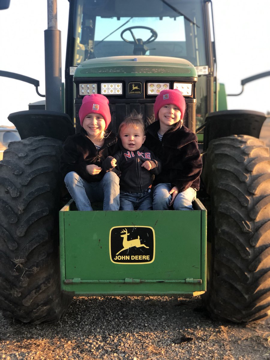 SeedBarker's tweet photo. Big helpers today out in the fields!! #channelseed  #youngbucks #faithfamily&amp;farming https://t.co/07BVppNdk1
