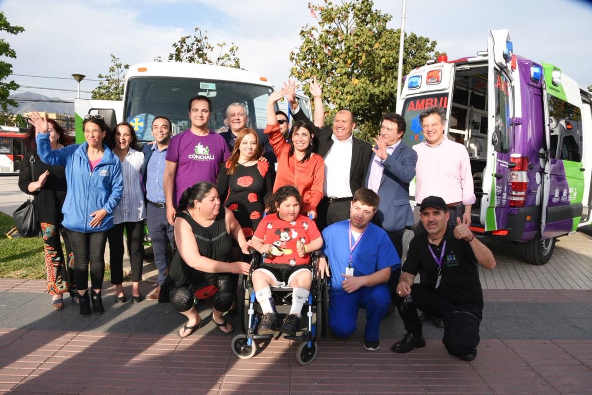 KarlaEnAccion's tweet photo. Y también junto al Alcalde @ReneDeLaVegaF y @COREsantiago presentamos los a vecinos de #Conchalí
¡El nuevo minibus municipal y ambulancias! 🚑🚘
Equipamiento financiado por el #GoreRM con apoyo del #CoreRM, una importante ayuda para una mejor calidad de vida ♥️💪en la #RMdeTodos https://t.co/H8oVYU66Kx