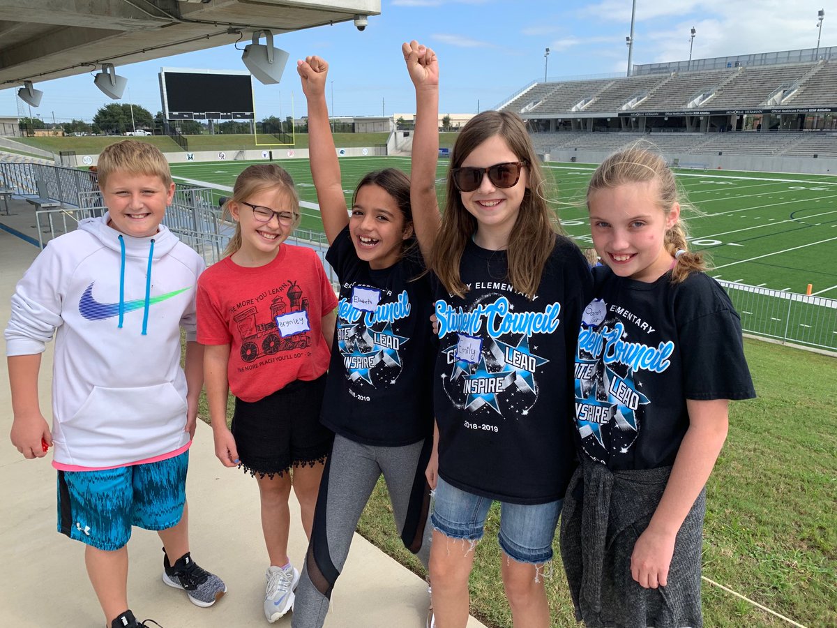 mskortneyyoung's tweet photo. Kids did a great job learning to be better leaders today at Legacy Stadium. #exleytweets #WeLeadTX https://t.co/lrrgbqIlpo