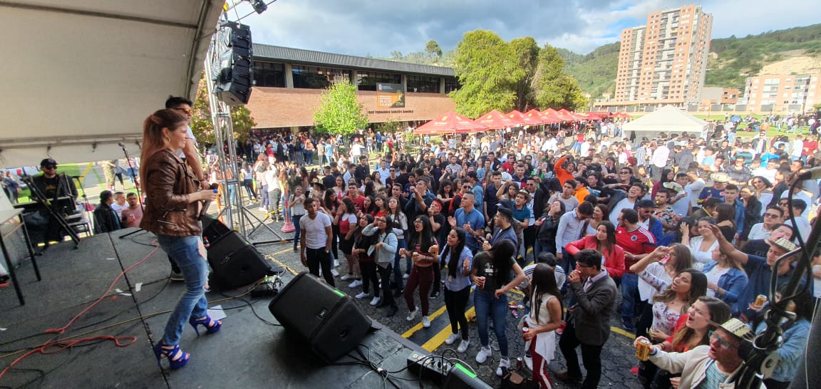 carovegaoficial's tweet photo. Con mucha alegría y cantando a todo pulmón estuvimos con la @usbbog 💕🎶 

@tourestudiantil #GiraDeUniversidades #Bogotá #amor #Felicidad #MeGusta #TourEstudiantil #sanbuenaventura #UniversidadesBogotá #Bogotá #sanbuebog #usbbog #cancionesdeamor #FelizDía #MeGusta #NoEresTúSoyYo https://t.co/UyB9HtKPfh