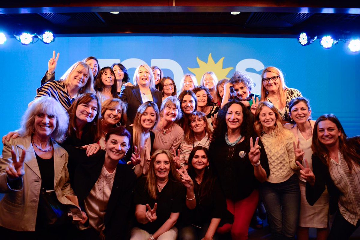 fvallejoss's tweet photo. Las muchachas peronistas, acompañando, en el homenaje a nuestro general, al futuro presidente de TODD☀️S los argentinos https://t.co/HiDZdSecj5