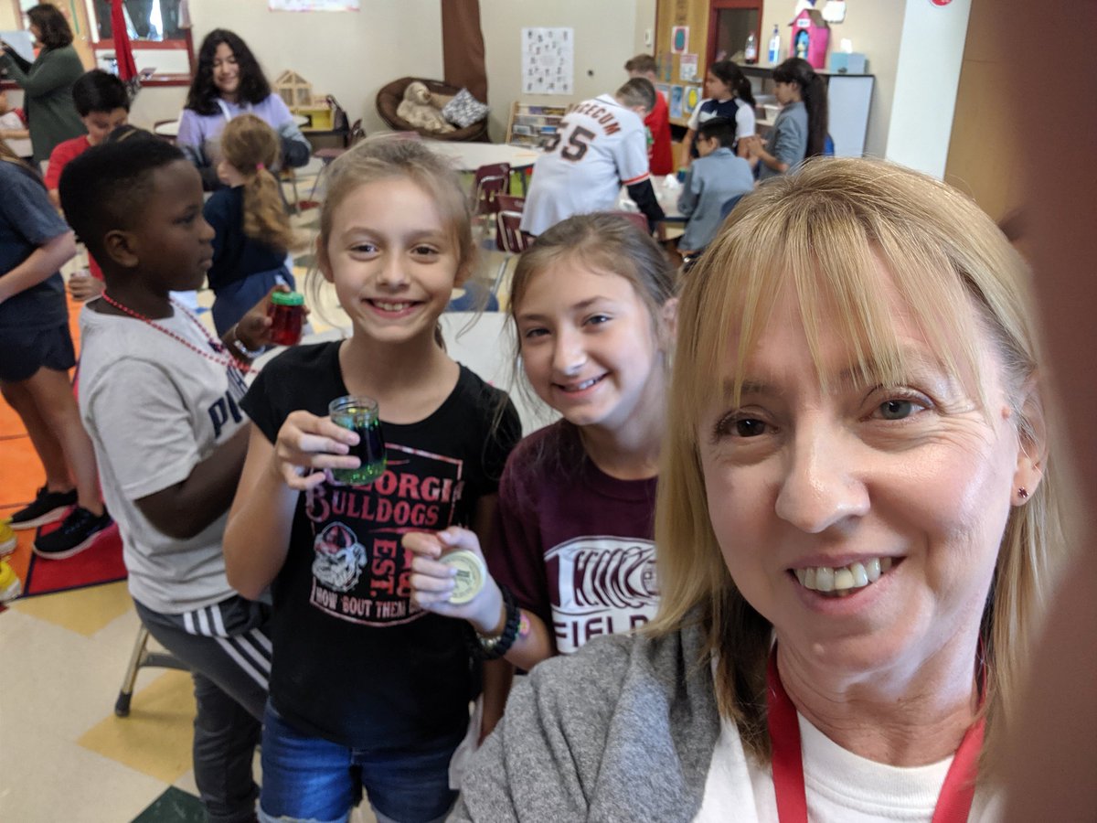 mathis_tommye's tweet photo. 33 students and a ton of glitter=happy Craftineers! #calmingjars #onewhitfield https://t.co/YAsfJrVsux