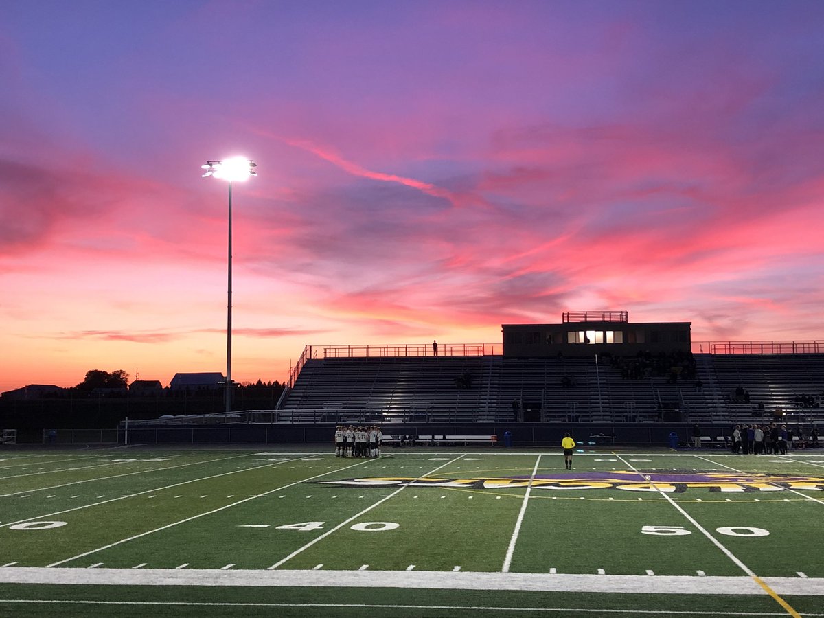 principal_boyer's tweet photo. #fallnights #soccersectionals #letsgoBecker! https://t.co/3ToV4zBTk0