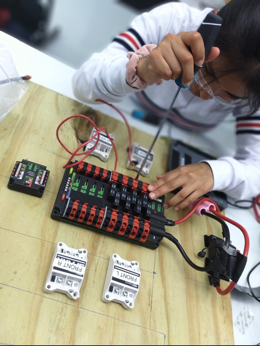 psjaSWrobotics's tweet photo. #FRC6830 Finishing our rough draft for the new robot. #PSJARobotics #robotics #infiniterecharge #FIRSTRGV @PSJAISD @FIRSTRGV @PSJA_SnapGirl https://t.co/rrXACTsLyi