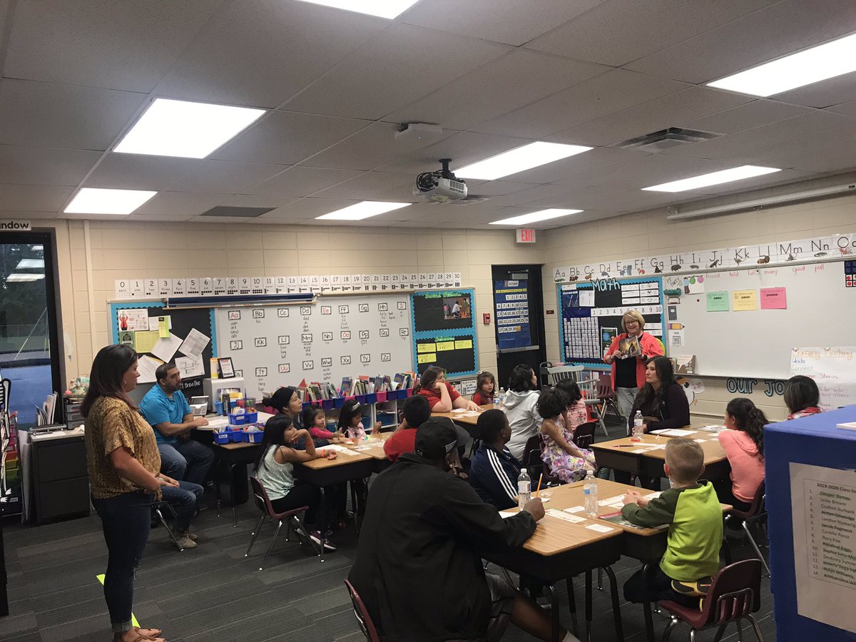 carriestark7's tweet photo. Great turn out for FLIP night at Rolling Ridge!  Love seeing families involved in reading and math activities together!  @RocketsRR https://t.co/Ke6JZtgmJp
