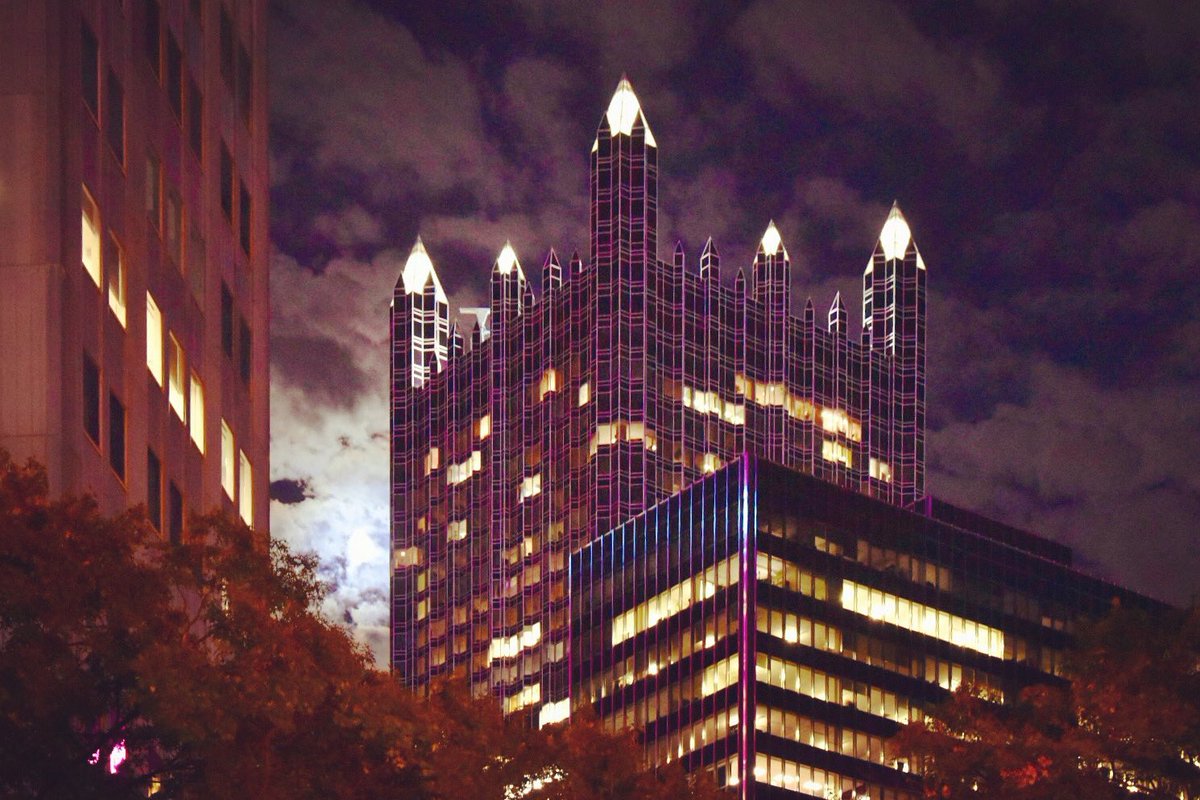 The gorgeous #Pittsburgh skyline on a fall evening. #PPGPlace <a href="/KDKA/">KDKA</a> #YourPittsburgh
