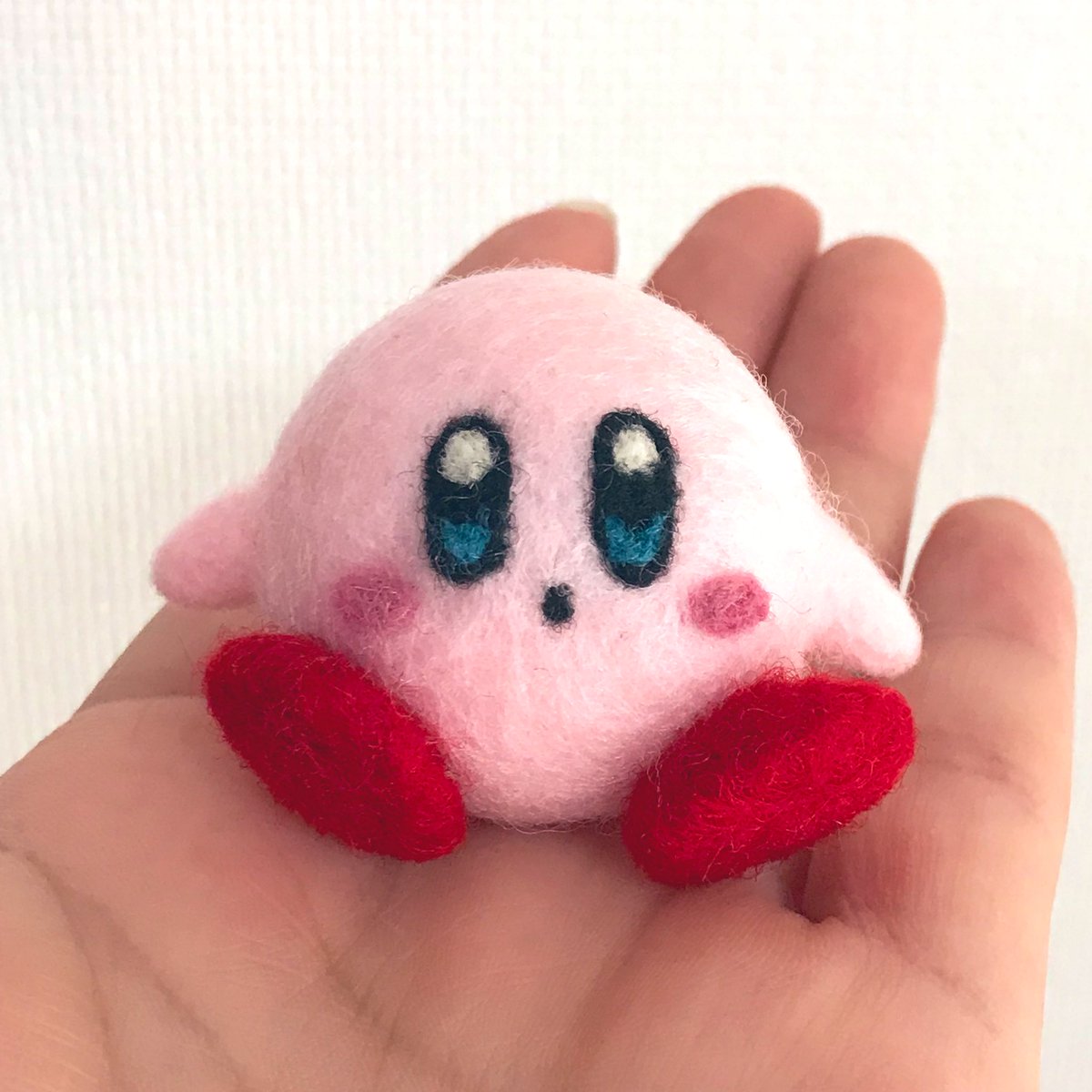 はぐみぬ 羊毛フェルト ウマ娘おばさん Pa Twitter カービィちゃん完成 ひたすらグルグル回しながら歪な箇所がないか確認しつつ刺し固めていった とりあえずゾンビjkやってる合間のいい気分転換になりました 満足したので つよしにあげよう 羊毛フェルト