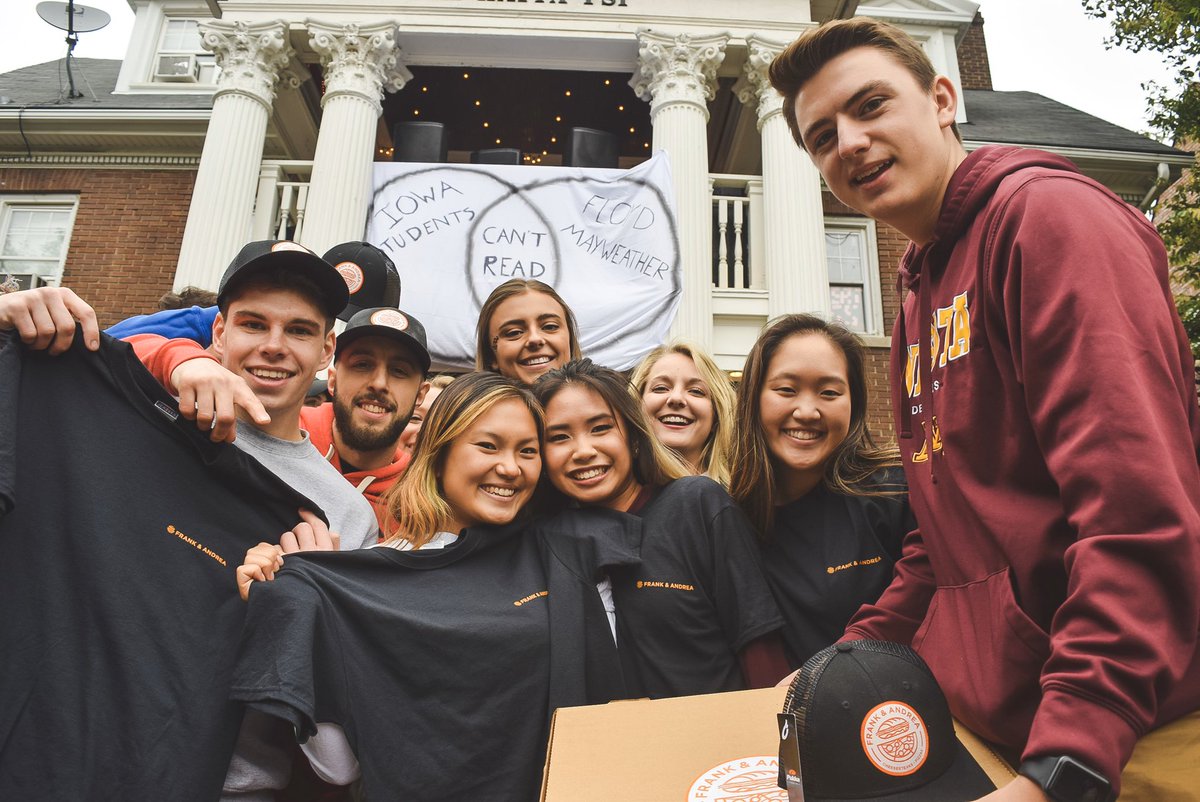 WE NEED YOUR VOTES!

Tweet #onebitefrankandandreas #onebitecontest to show these Iowa kids how we do in the 612.

We’ll enter you to win free 🍕, too!

(Someone please explain what the sign in the background says for our Iowa friends visiting this post.)