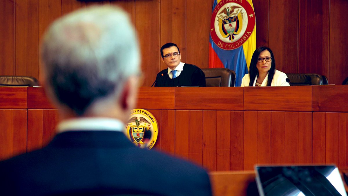 Pase lo que pase, en adelante, esta foto de Uribe rindiendo indagatoria en la Corte Suprema y la mirada de incredulidad del magistrado, ya pagó la pena.
Nos abre una esperanza: hasta el más poderoso se tiene que someter a la justicia en Colombia. Fin a 40 años de espera.