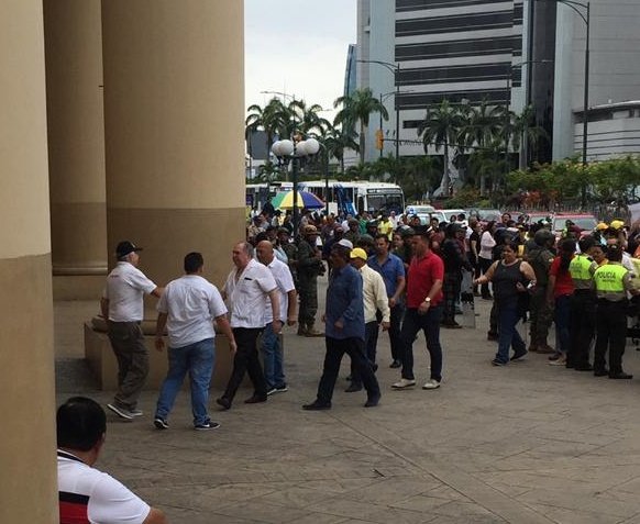 alfonso_saltos's tweet photo. Simplemente no se puede estar en el mismo bando que los Bucaram.

Si tanto uno se jacta ser guayaquileño, NO SE PUEDE ESTAR EN EL MISMO BANDO QUE LOS BUCARAM. https://t.co/8BNHVa2A18