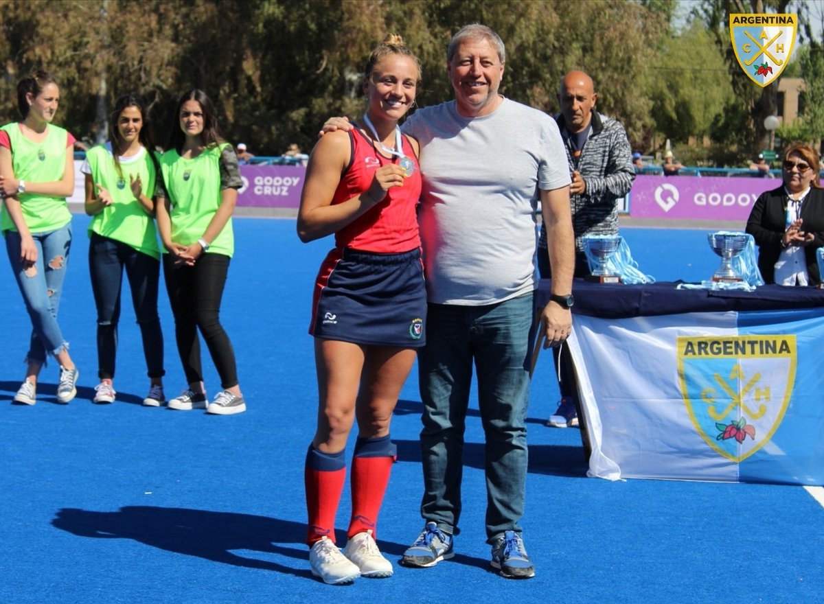 hockeyargplus's tweet photo. #ArgMayor
#Goleadora
🏑🎖 Julieta Jankunas, con 4 goles, fue la goleadora del Argentino de Selecciones Mayores.
Felicitaciones!!
.
( By: PrensaCAH)
@julietajankunas https://t.co/WBwoE8GJET