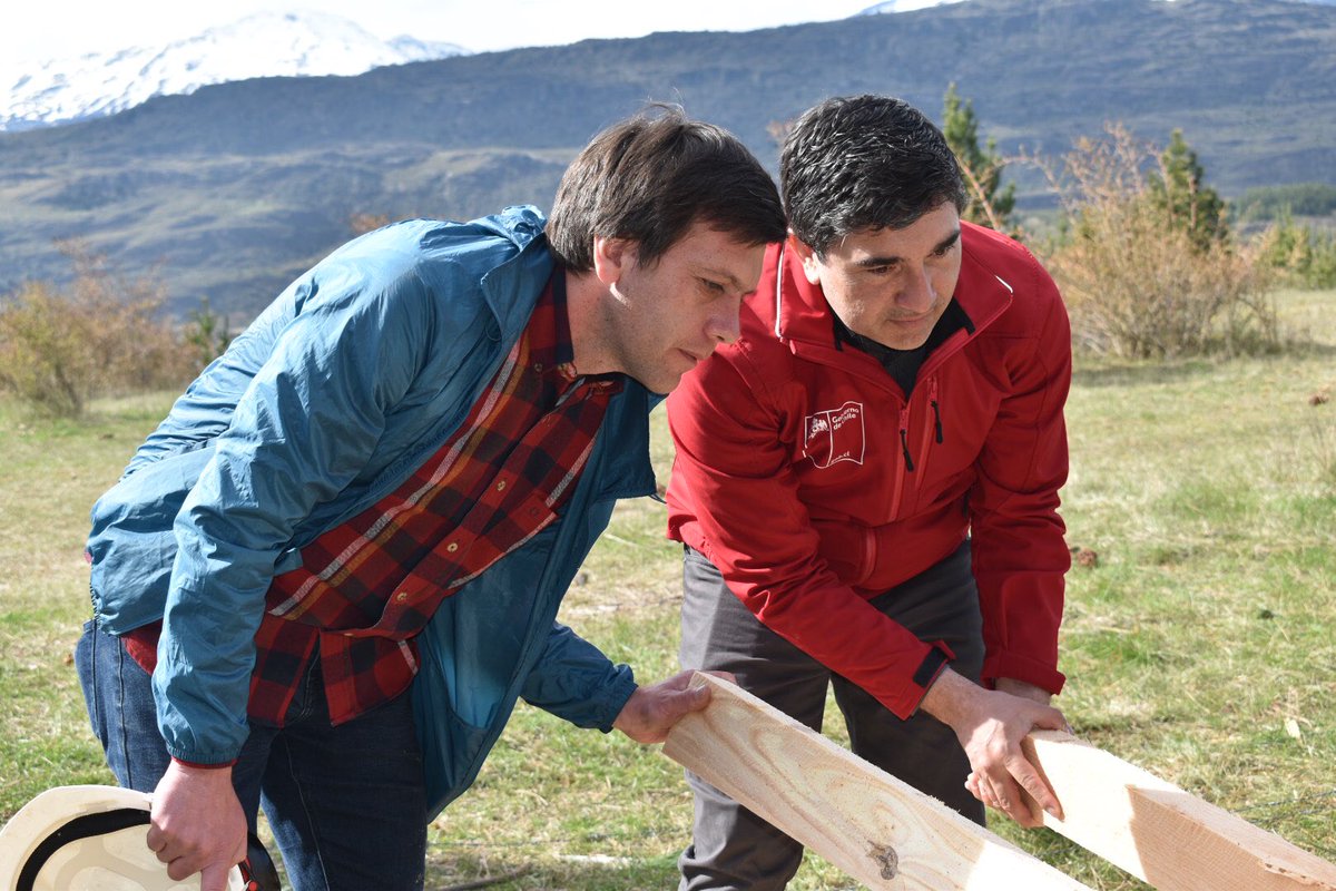 DPPCapitanPrat's tweet photo. Gobernador @gmarquezcadagan y jefa Provincial de Conaf @MaElenaSuarezS llegaron hasta la zona donde se está ejecutando el Plan de Manejo de Plantaciones que pretende actuar como una manera preventiva y sustentable de disminuir los riesgos de incendios forestales en Cochrane.✅ https://t.co/Jv3lUQJUIb